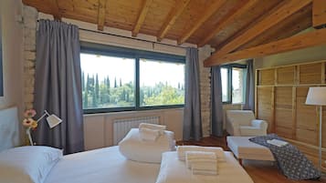 8 soveværelser, pengeskab på værelset, strygejern/strygebræt