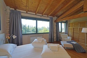 8 室のベッドルーム、セーフティボックス (室内)、アイロン / アイロン台、WiFi (無料)