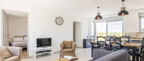 Fernseher, Tischtennisplatte