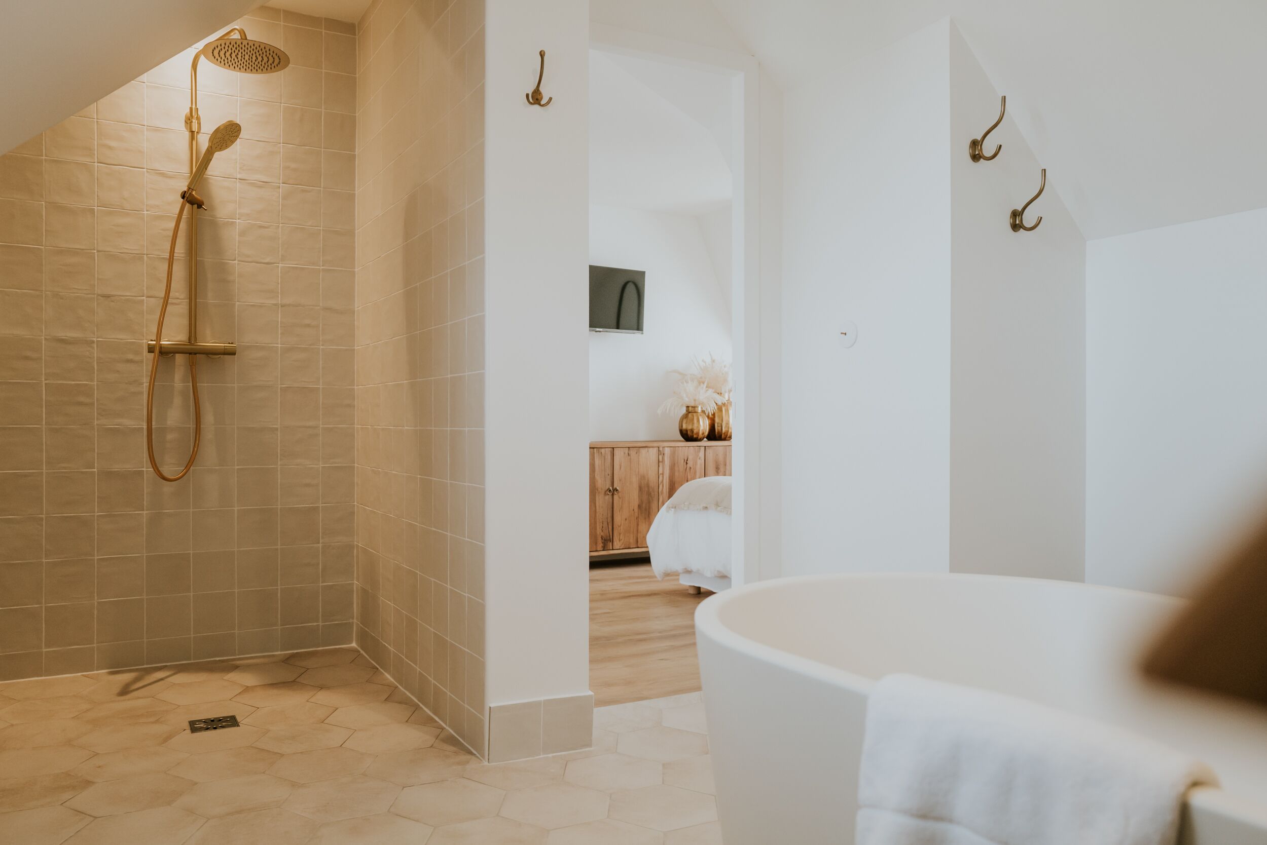 Chambre Familiale | Salle de bain | Baignoire et douche séparées, sèche-cheveux, peignoirs