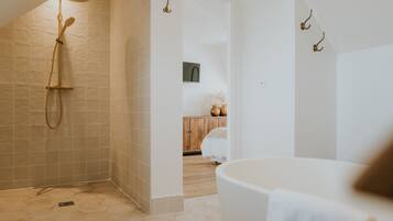 Chambre Familiale | Salle de bain | Baignoire et douche séparées, sèche-cheveux, peignoirs