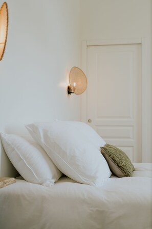 Room | Premium bedding, soundproofing, travel crib, free WiFi - La Brise (Roscoff)