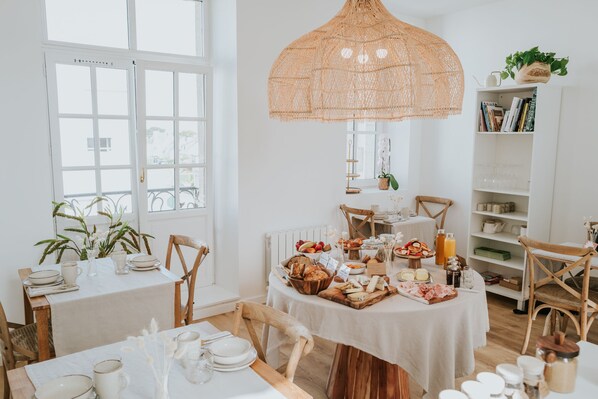 Daily buffet breakfast (EUR 15 per person) - La Brise (Roscoff)