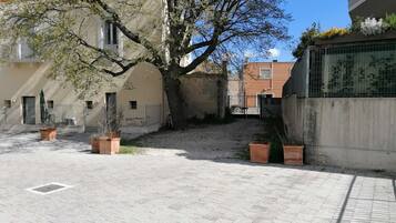 Bãi đậu xe tự phục vụ (phụ phí) (5 EUR mỗi đêm)