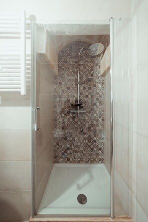 Shower, rainfall showerhead, free toiletries, hair dryer