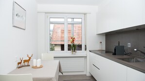 Kaffetrakter/tekoker, kjøleskap, ovn og oppvaskmaskin