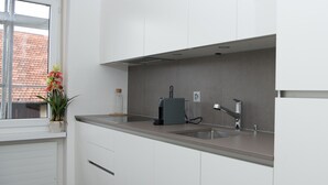 Kaffetrakter/tekoker, kjøleskap, ovn og oppvaskmaskin