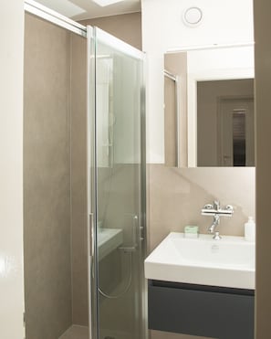 Douche, serviettes fournies