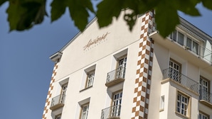 Ein mehrstöckiges Gebäude mit Schachbrettmuster-Fassade und Balkonen.