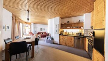 Jääkaappi, uuni, astianpesukone, kahvin-/teenkeitin