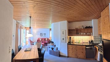 Kylskåp, ugn, diskmaskin och kaffe- och tebryggare