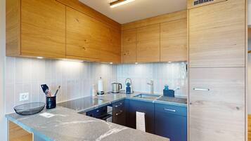 Kühlschrank, Ofen, Geschirrspüler, Wasserkocher mit Kaffee-/Teezubehör