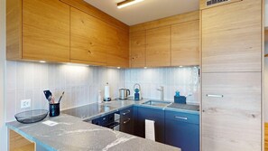 Fridge, oven, dishwasher, coffee/tea maker