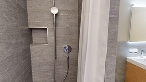 Bathtub, hair dryer, towels - Apartment with Fireplace & Mountain View (Valbella)