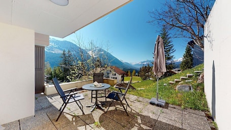 Outdoor dining. Apartment with Fireplace & Mountain View