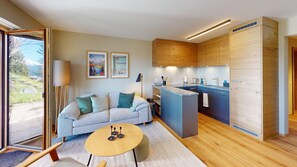 Una televisión, una chimenea