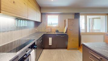 Fridge, oven, dishwasher, coffee/tea maker