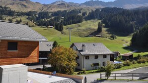 A residential area with houses, a ski lift, and a mountain backdrop. - Ski in-Ski out holiday flat Heimberg in Parpan- Lenzerheide (Parpan)