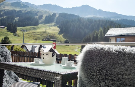 Outdoor dining. Ski in-Ski out holiday flat Heimberg in Parpan- Lenzerheide