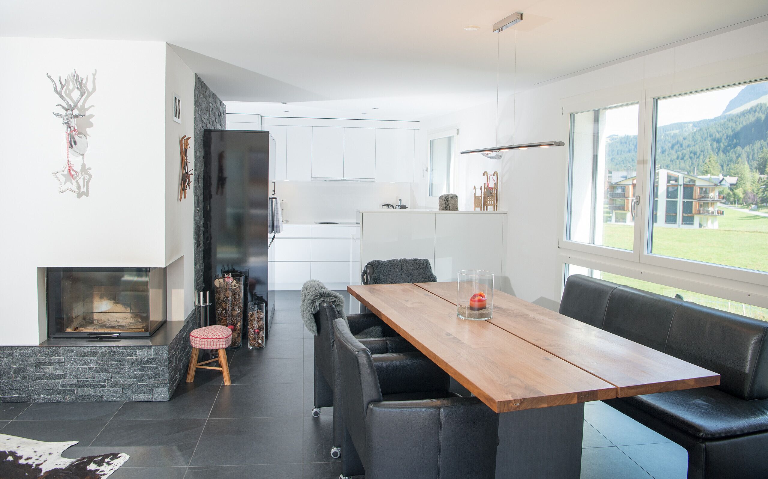 Esszimmer mit Zugang zum Balkon