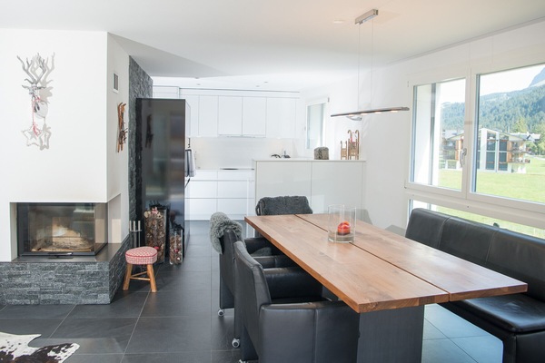 Esszimmer mit Zugang zum Balkon