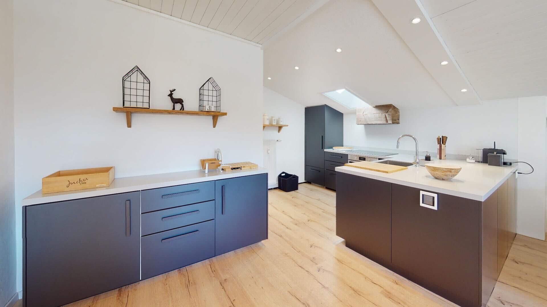 Een koelkast, een oven, een vaatwasser, een koffiezetapparaat/waterkoker