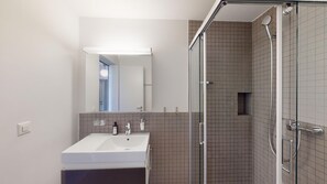 Bañera, secador de pelo, toallas
