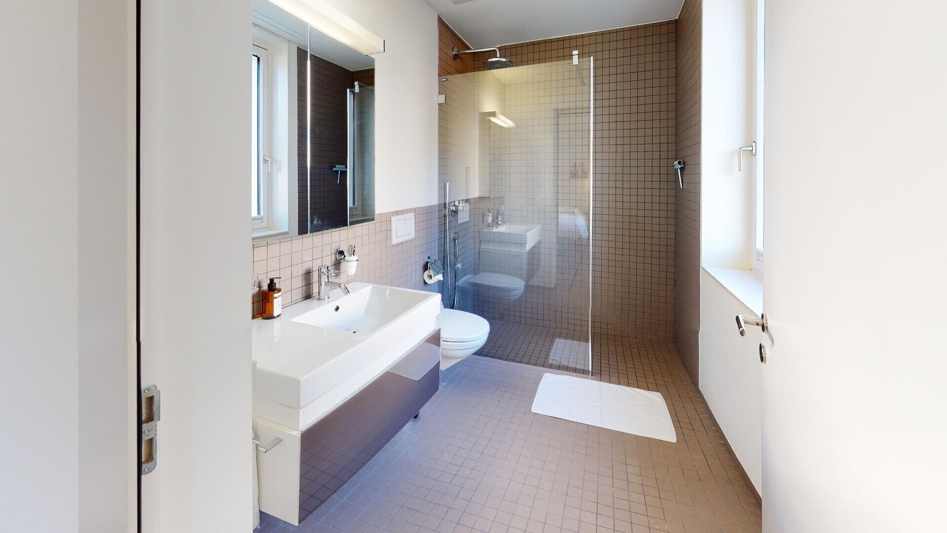 Badewanne, Haartrockner, Handtücher