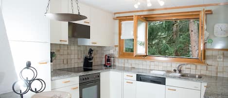 Een koelkast, een oven, een vaatwasser, een koffiezetapparaat/waterkoker