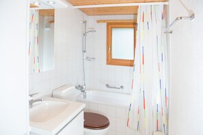 Bathtub, towels - Large chalet with panoramic views (Churwalden)