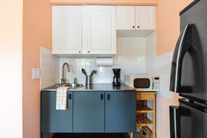 Kjøleskap, mikrobølgeovn, kaffetrakter/tekoker og brødrister