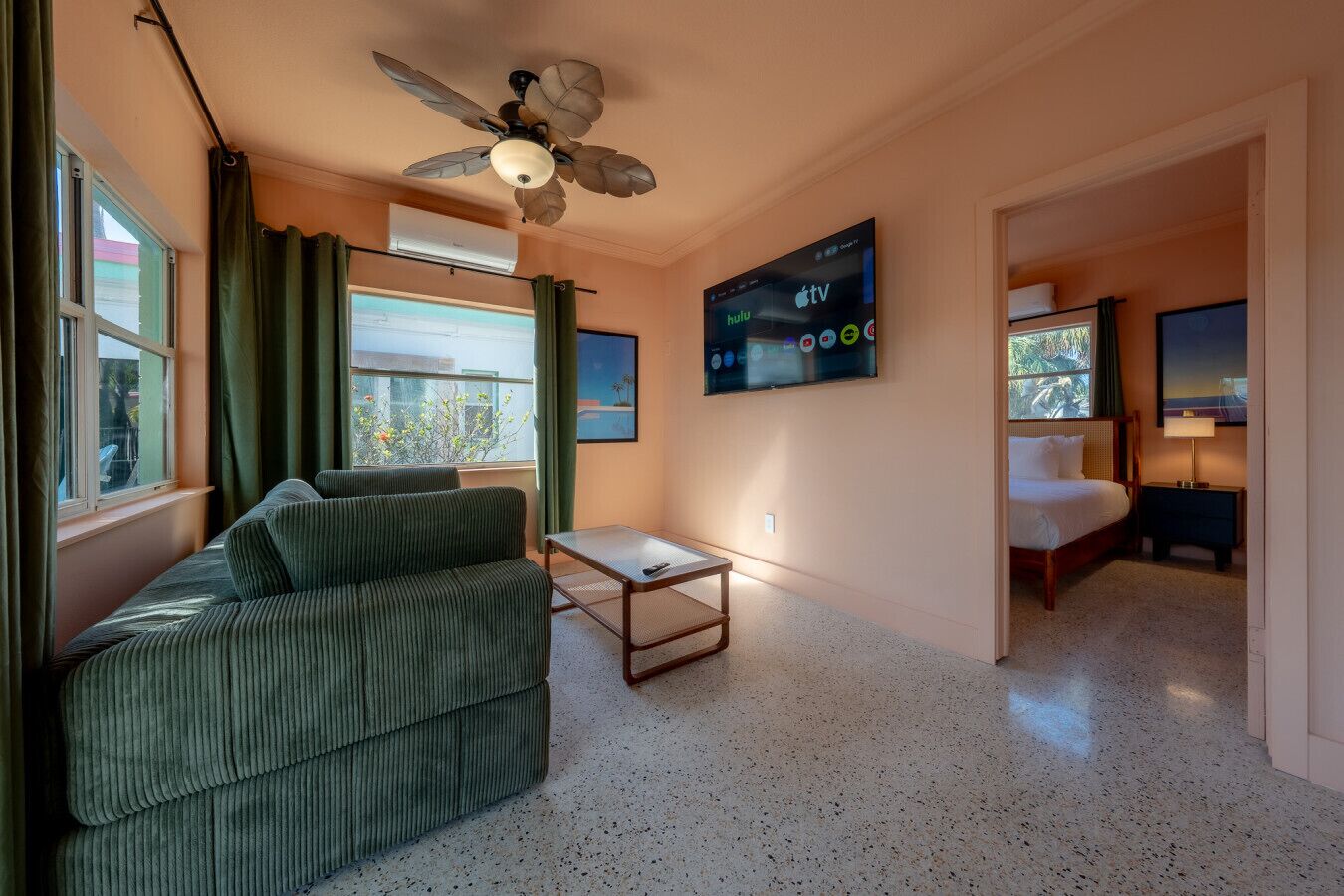 116 Pool Kitchen  Beach Self Checkin Free Parking - Clearwater Beach, FL