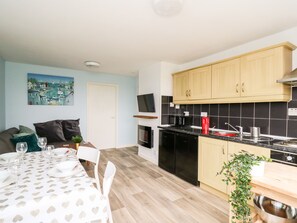 Cottage | Private kitchen | Fridge, electric kettle, toaster, cookware/dishes/utensils - Cwtsh Cragen (New Quay)