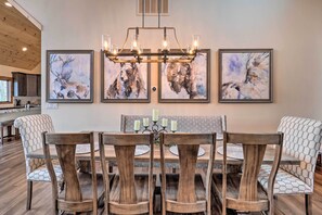 Dining - Mountainside Family Retreat w/ Deck in Banner Elk! (Banner Elk)