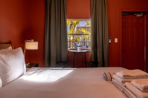 1 slaapkamer, een bureau, een strijkplank/strijkijzer, wifi