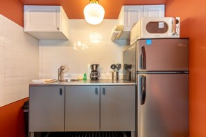 Fridge, microwave, coffee/tea maker, cookware/dishes/utensils - 117 · ☀Pool✔ Kitchen✔ Beach✔ Self Checkin✔ Free Parking✔ (Clearwater)