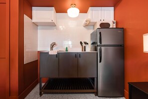 Kühlschrank, Mikrowelle, Wasserkocher mit Kaffee-/Teezubehör, Toaster