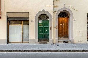 Exterior detail - GuestHost - Comfortable 70 sqm apartment that can accommodate up to 2 people located on the first floor of a building without a lift. The accommodation is located in the Santa Croce district, known for the homonymous basilica which houses Giotto's fresco (Firenze)