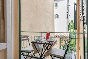 Outdoor dining - GuestHost - Comfortable 70 sqm apartment that can accommodate up to 2 people located on the first floor of a building without a lift. The accommodation is located in the Santa Croce district, known for the homonymous basilica which houses Giotto's fresco (Firenze)