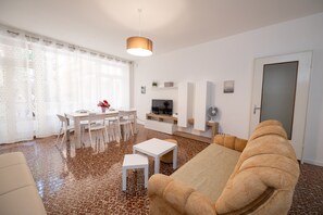 Appartamento Basic | Area soggiorno | TV 50 pollici con canali digitali