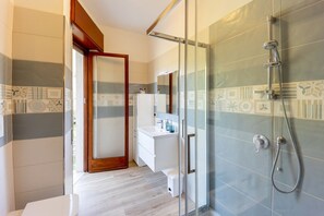 Doccia, asciugacapelli, bidet, asciugamani