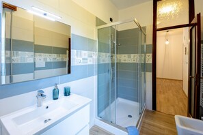 Shower, hair dryer, bidet, towels