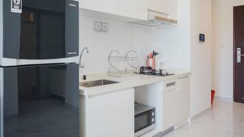 Kühlschrank, Mikrowelle, Herdplatte, Kochgeschirr/Geschirr/Besteck