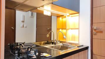 Frigorífico, placa de cocina y utensilios de cocina