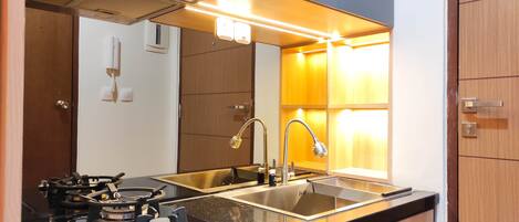 Kühlschrank, Herdplatte, Kochgeschirr/Geschirr/Besteck