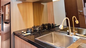 ルーム | 専用キッチン | 冷蔵庫、コンロ、調理器具と食器