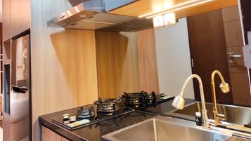 Zimmer | Eigene Küche | Kühlschrank, Herdplatte, Kochgeschirr/Geschirr/Besteck