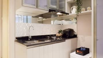 Habitación | Cocina privada | Refrigerador, parrilla de estufa y utensilios de cocina