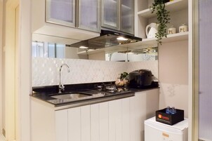 Refrigerador, placa de cocina, utensilios de cocina