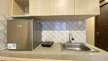 Fridge, stovetop, cookware/dishes/utensils